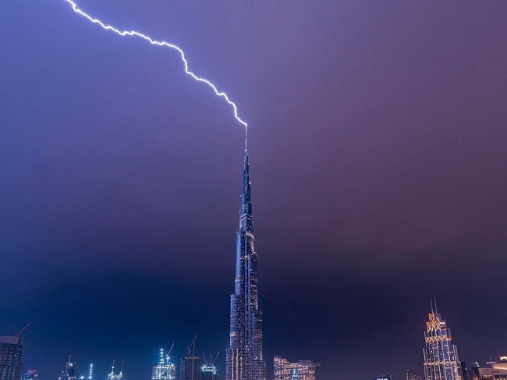 В Дубае молния поразила самое высокое здание мира: зрелищные фото и видео