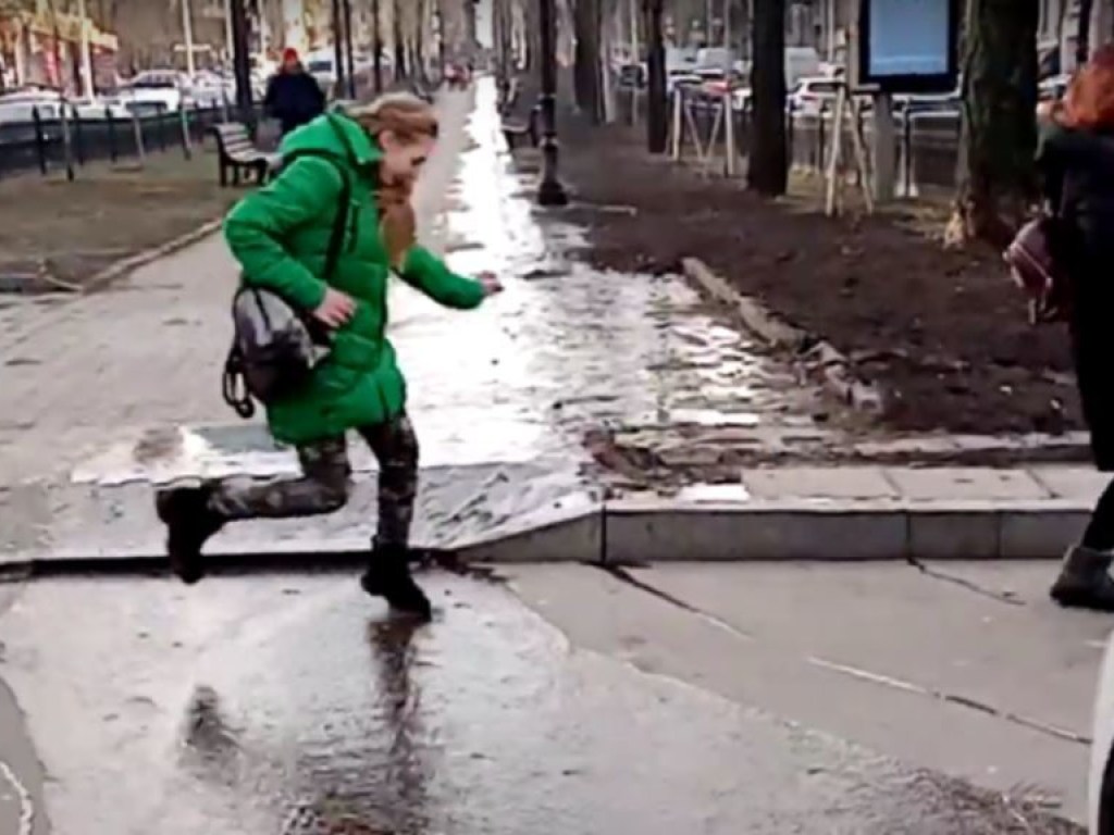 В Киеве на бульваре Шевченко прорвало трубу с холодной водой (ФОТО)