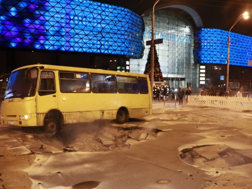 Затопление кипятком Ocean Plaza в Киеве: женщину из маршрутки с ожогами ног 2-3 степени отправили в больницу (ФОТО)