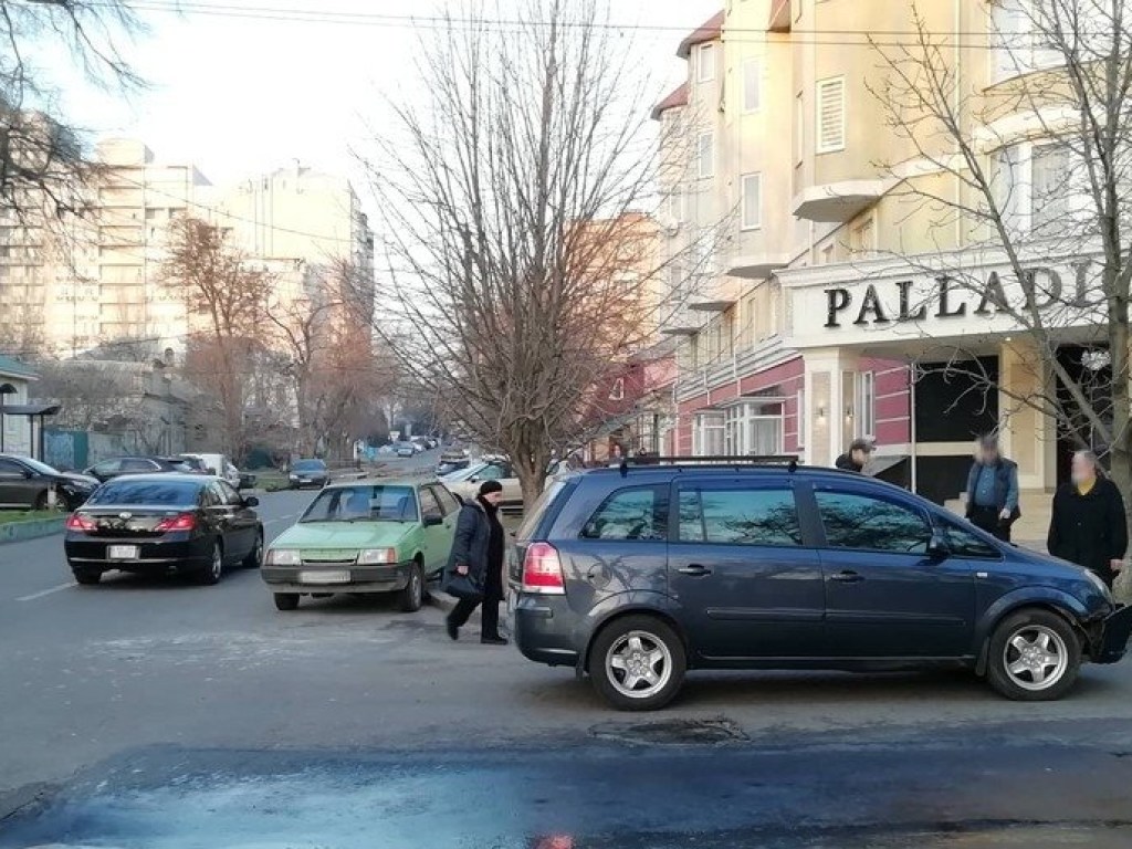 В центре Николаева не поделили дорогу Opel и «Лада» (ФОТО)