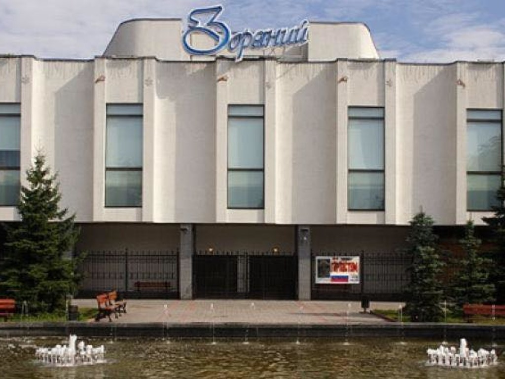 «По качеству – 5-этажный ларек»: Киевляне шокированы реконструкцией легендарного кинотеатра «Зоряный» (ФОТО)