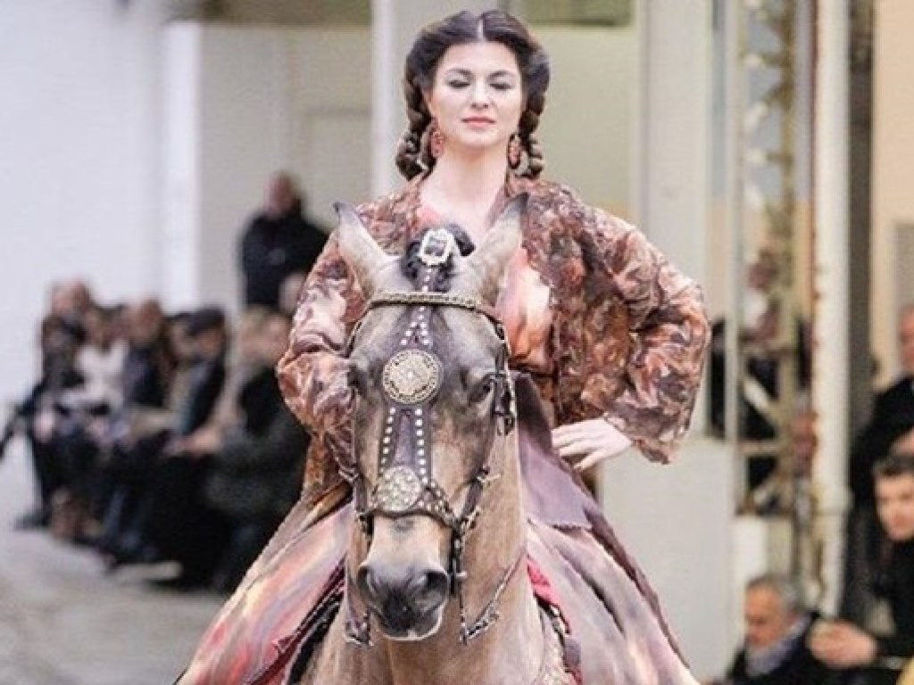 Во время показа мод в Париже на подиуме оказалась лошадь (ФОТО, ВИДЕО)
