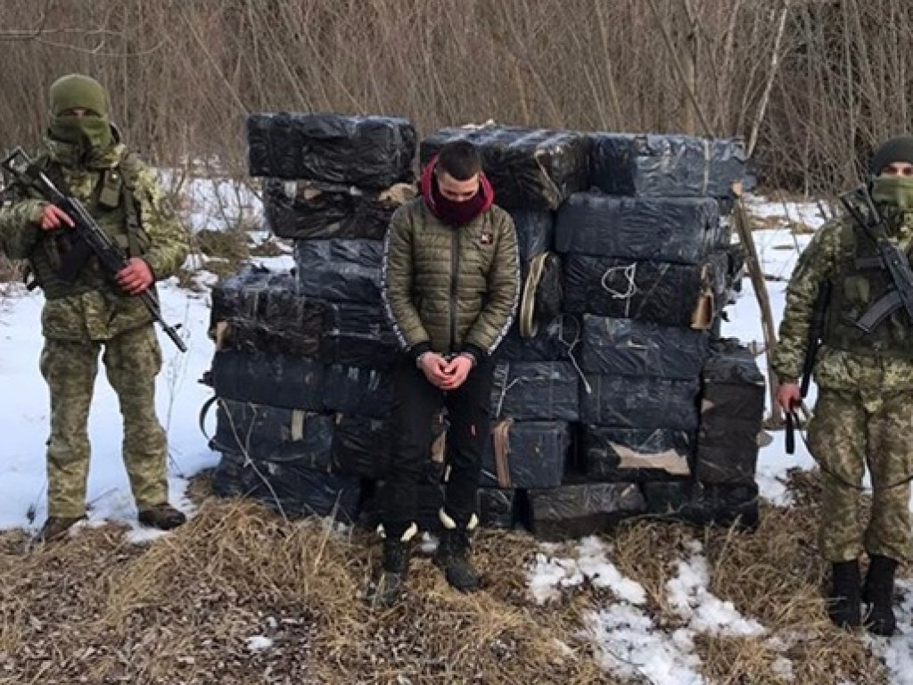Украинские пограничники со стрельбой задержали контрабандистов на границе с Румынией (ФОТО)