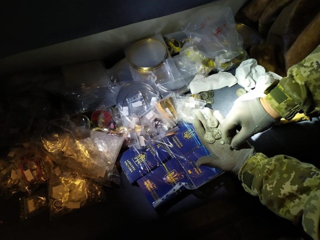 В поезде «Киев-Москва» пограничники обнаружили тайник с украинскими загранпаспортами, украшениями и монетами (ФОТО)