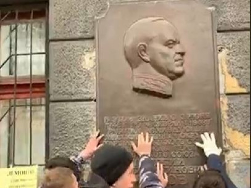В Одессе со здания общежития националисты демонтировали памятную доску маршалу Жукову (ВИДЕО)
