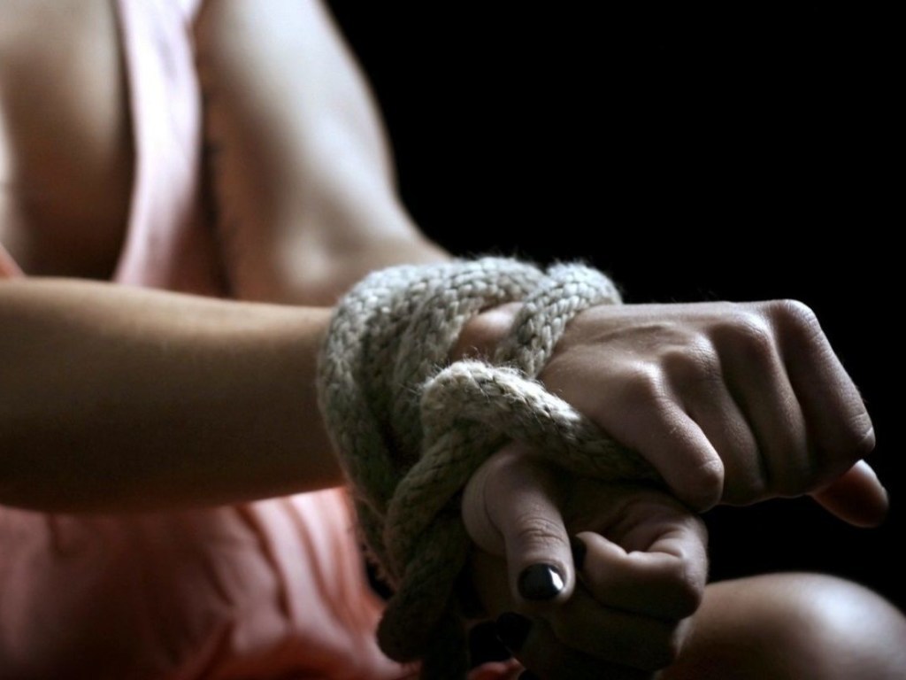 Отправляла в сексуальное рабство: Жительница Черниговской области вербовала девушек