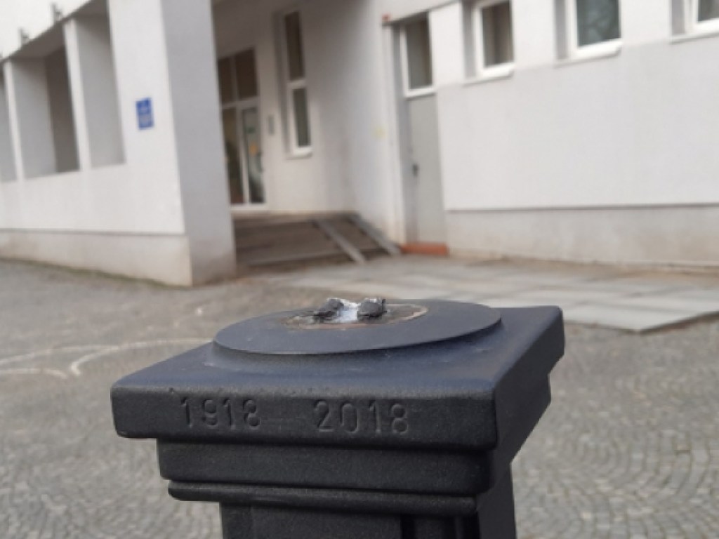 В Ужгороде вандалы похитили скульптуру известного чешского политика (ФОТО, ВИДЕО)