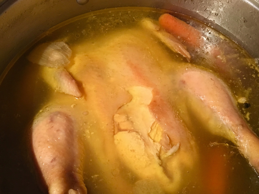 Диетологи рассказали, как очистить мясо курицы от гормонов и антибиотиков 