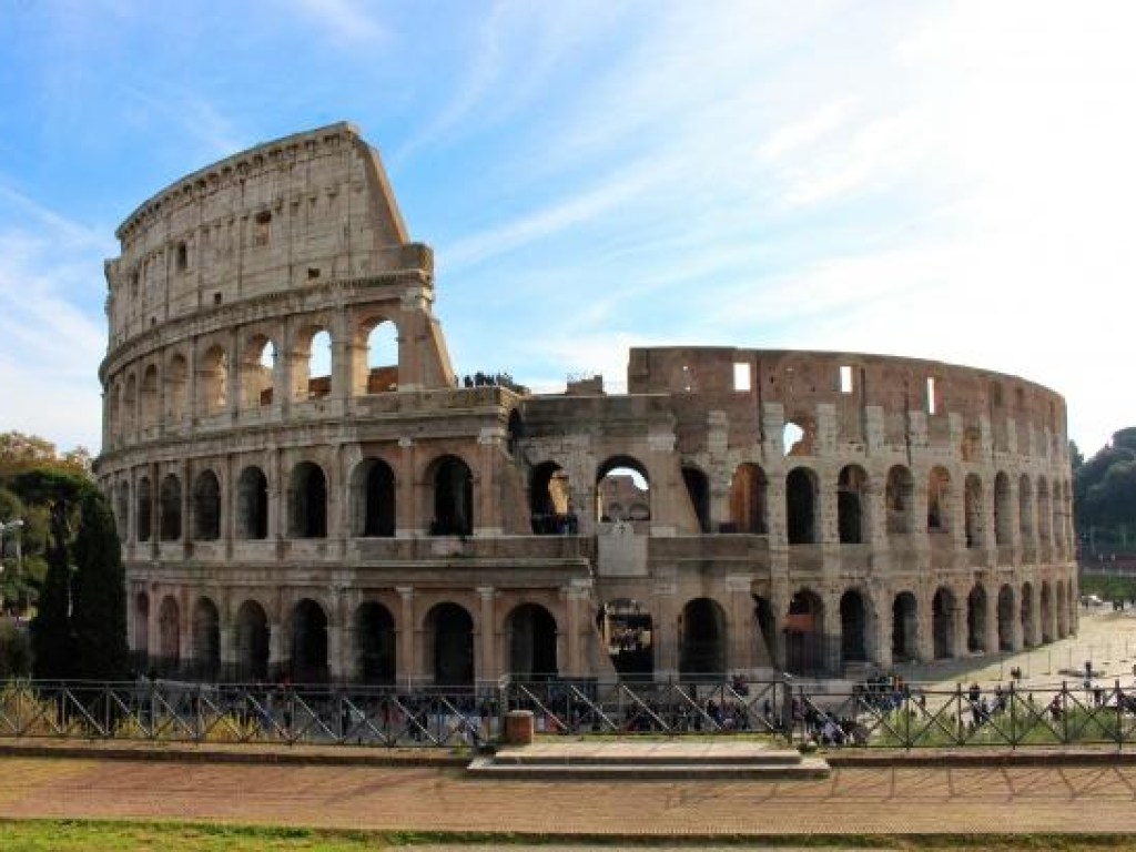 Возле Колизея в Риме обнаружили древнее помещение с саркофагом