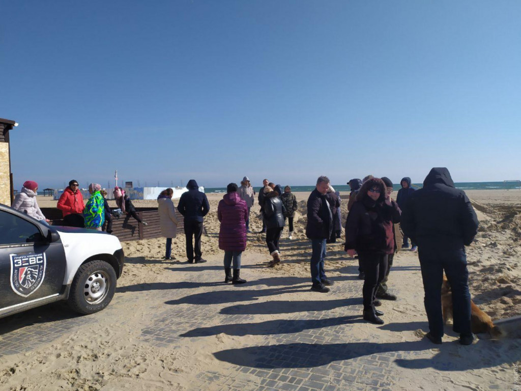 В Затоке активисты штурмовали спорную пляжную застройку (ФОТО, ВИДЕО)