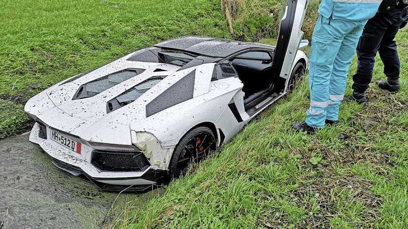 Курьез в Нидерландах: утопленный Lamborghini не помешал и дальше проводить свадьбу. ФОТО