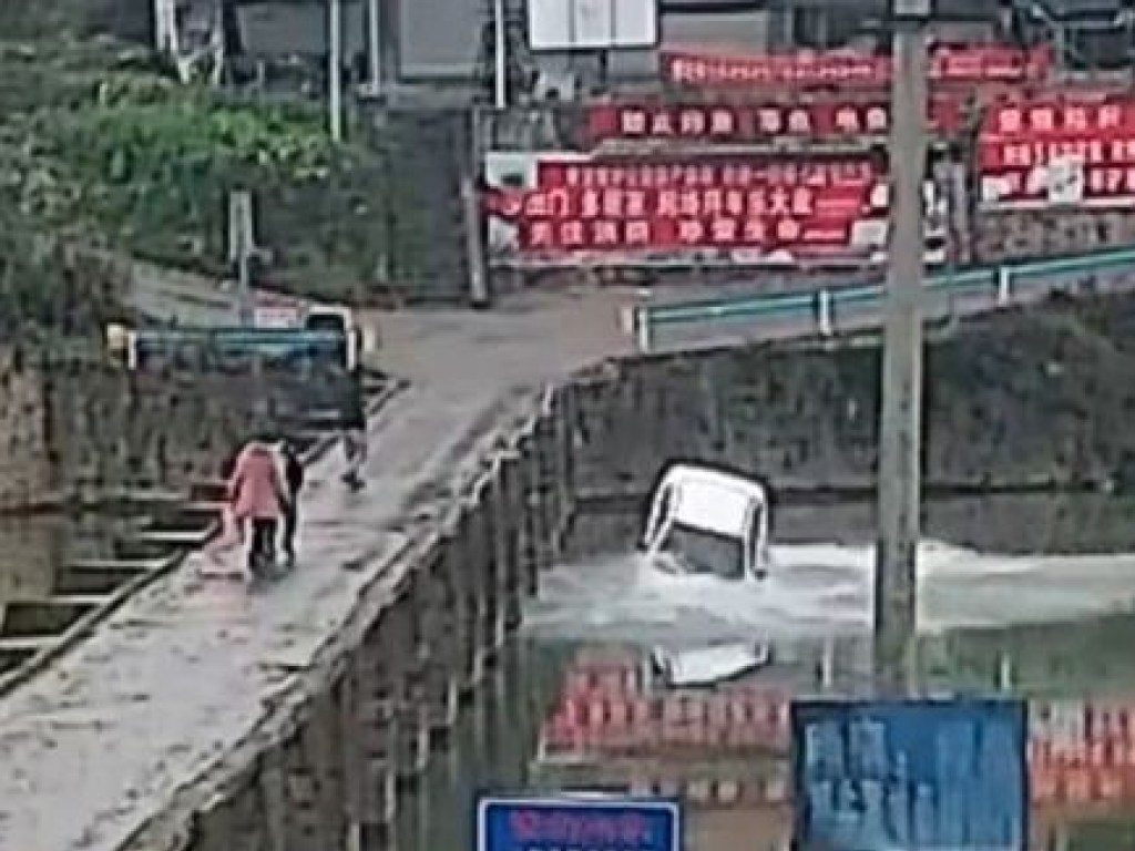 Китаец сдал на права и через 10 минут вместе с автомобилем рухнул в реку (ФОТО, ВИДЕО)