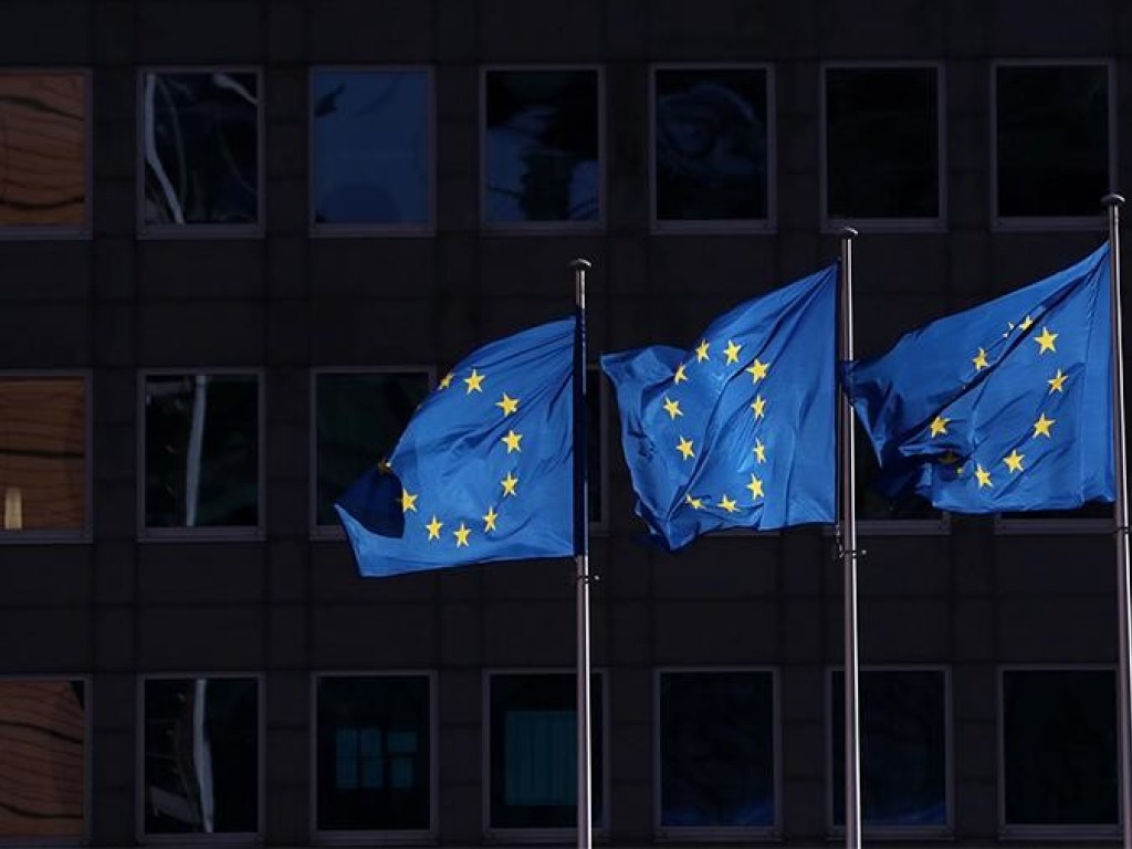 В ЕС сняли санкции с украинских экс-чиновников Азарова и Ставицкого
