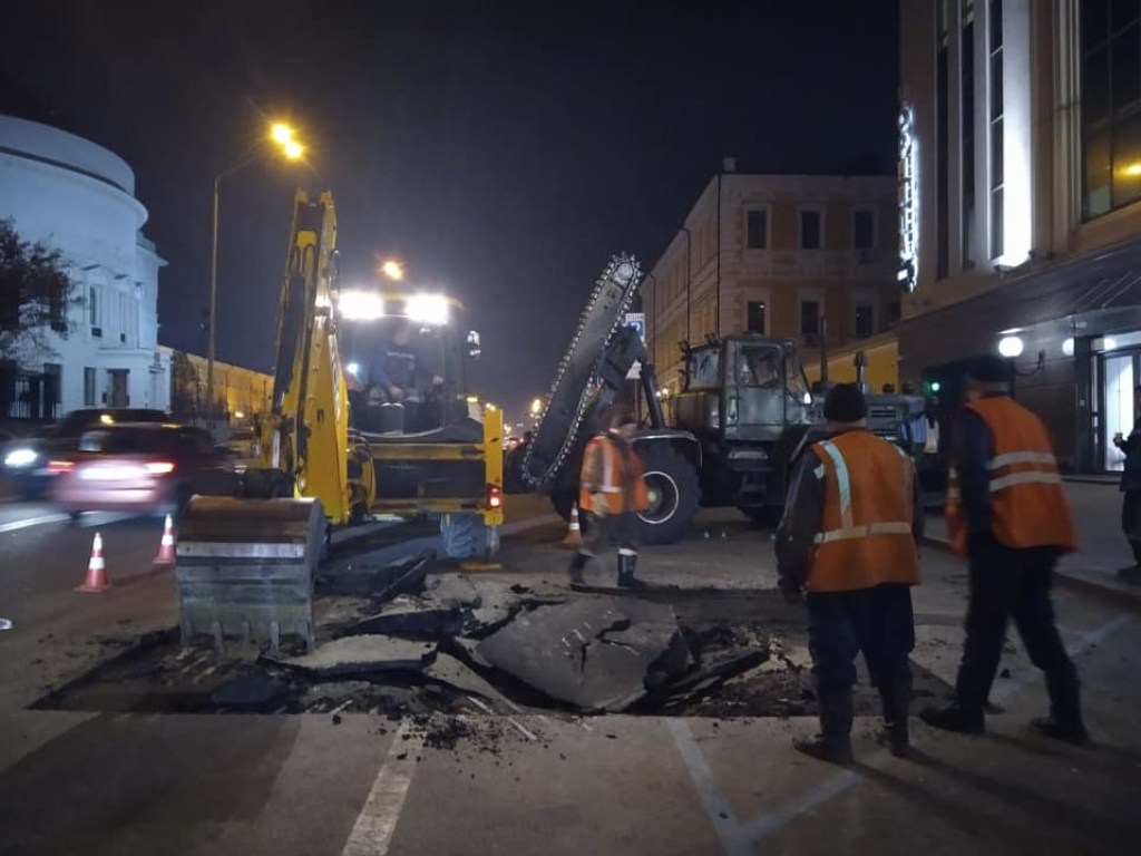 Из-за порыва трубопровода в центре Киева на проезжей части образовалась яма (ФОТО)