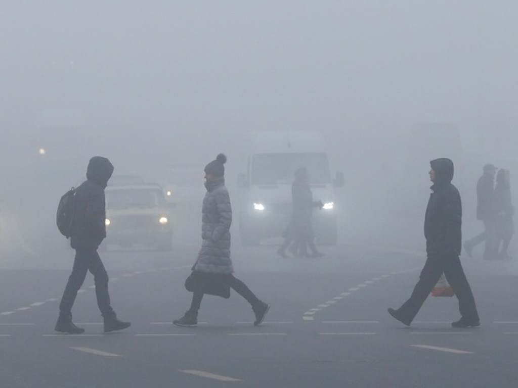 В праздничный день Киев окутал туман