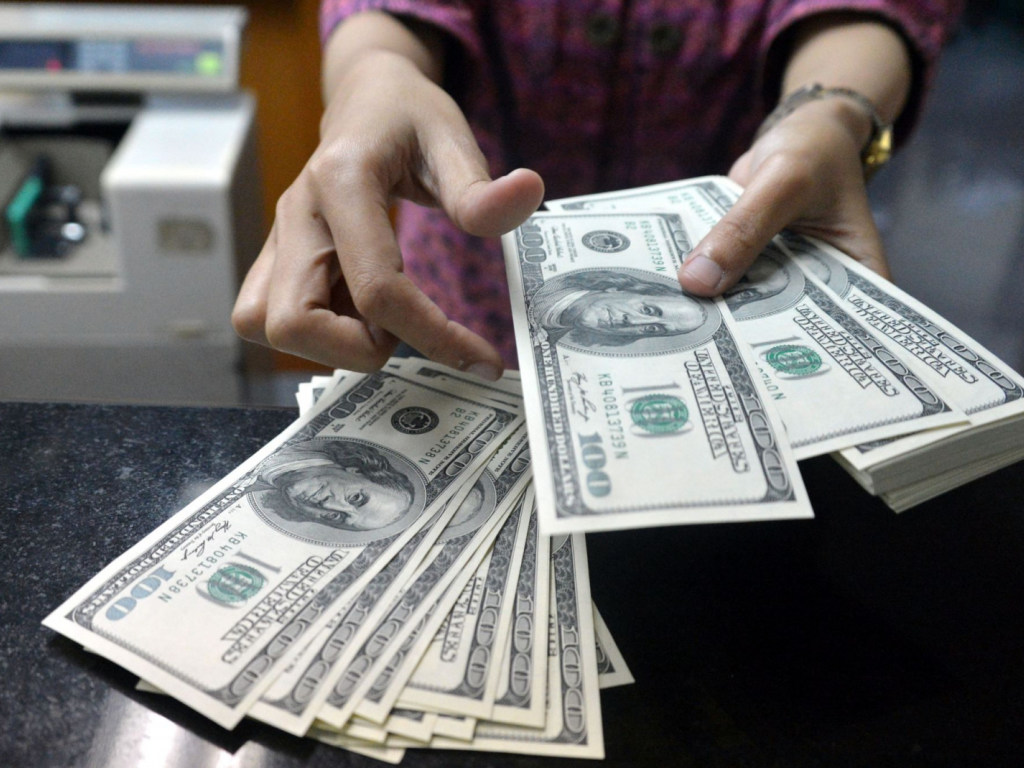 В Киеве в обменниках доллары США стали дефицитом – эксперт