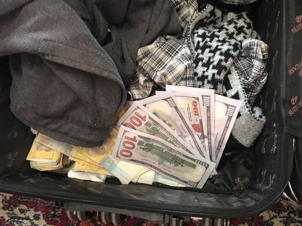 Разбой под Киевом: банда в масках ограбила обменник на сумму свыше 300 тысяч гривен (ФОТО)