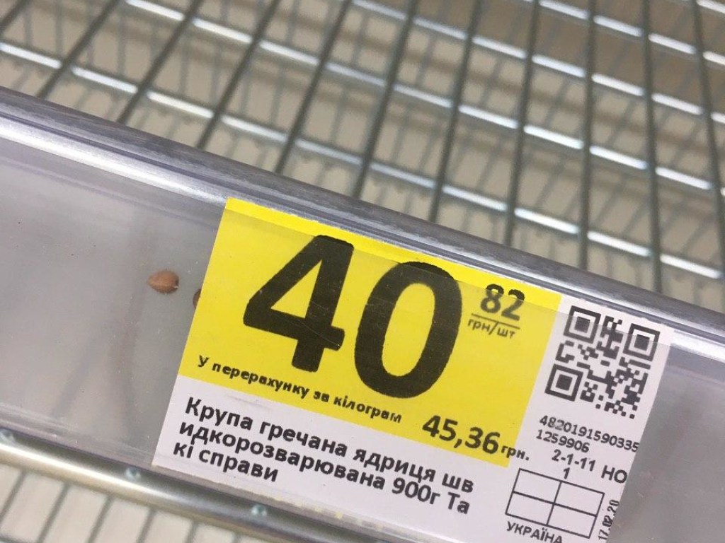 Сметают крупы, соль и хлеб: что происходит в украинских магазинах в период карантина (ФОТО)