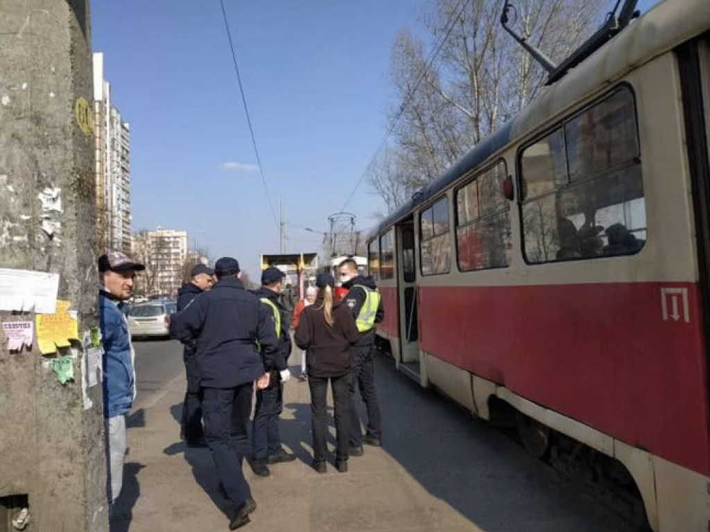 На Троещине 10  трамваев встали в затор: водитель одного из них отказался перевозить больше десяти пассажиров (ФОТО)