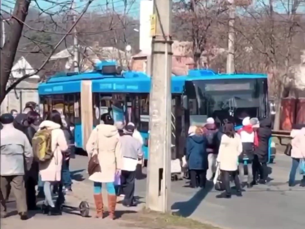 На Оболони киевляне заблокировали движение троллейбуса из-за лимита в 20 пассажиров (ВИДЕО)