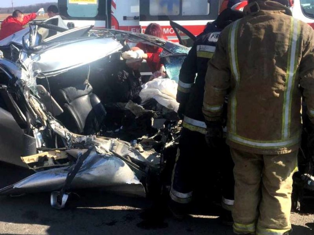На трассе Киев-Одесса разбился Lexus: из сплющенного авто водителя доставали спасатели (ФОТО)