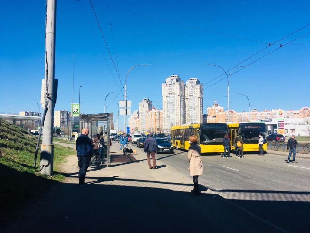 Десятым буду: В Киеве пассажир вышвырнул кондуктора из салона троллейбуса (ФОТО, ВИДЕО)