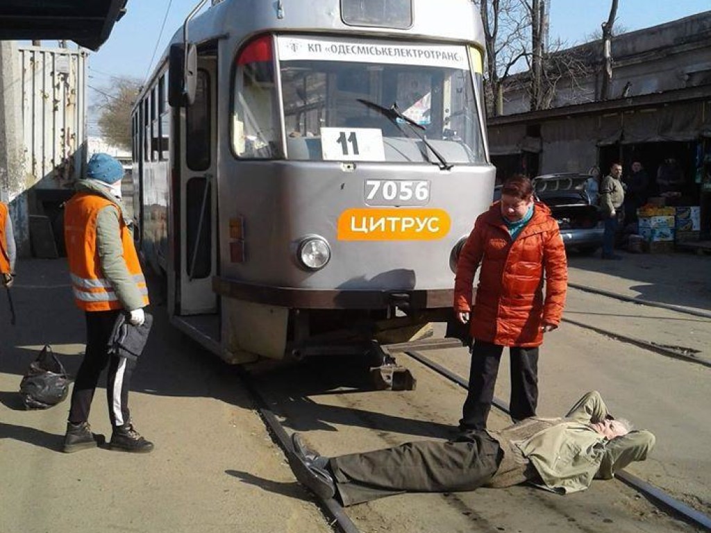Одессит лег на трамвайные пути из-за того, что его не пустили в салон (ФОТО)