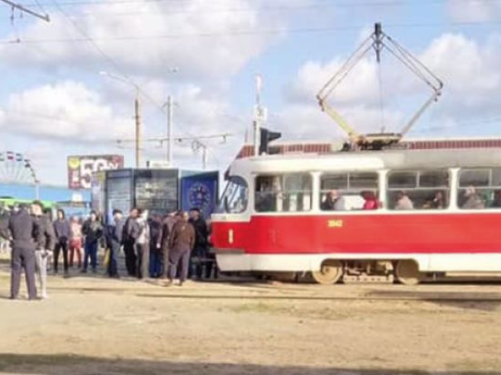 В Харькове обозленные пассажиры заблокировали движение трамваев (ФОТО)