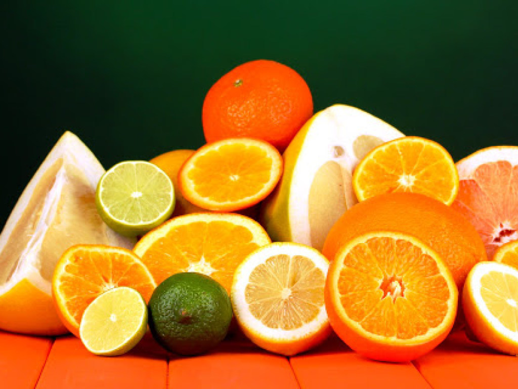 Цитрусовые фрукты мягко очищают организм от токсинов 