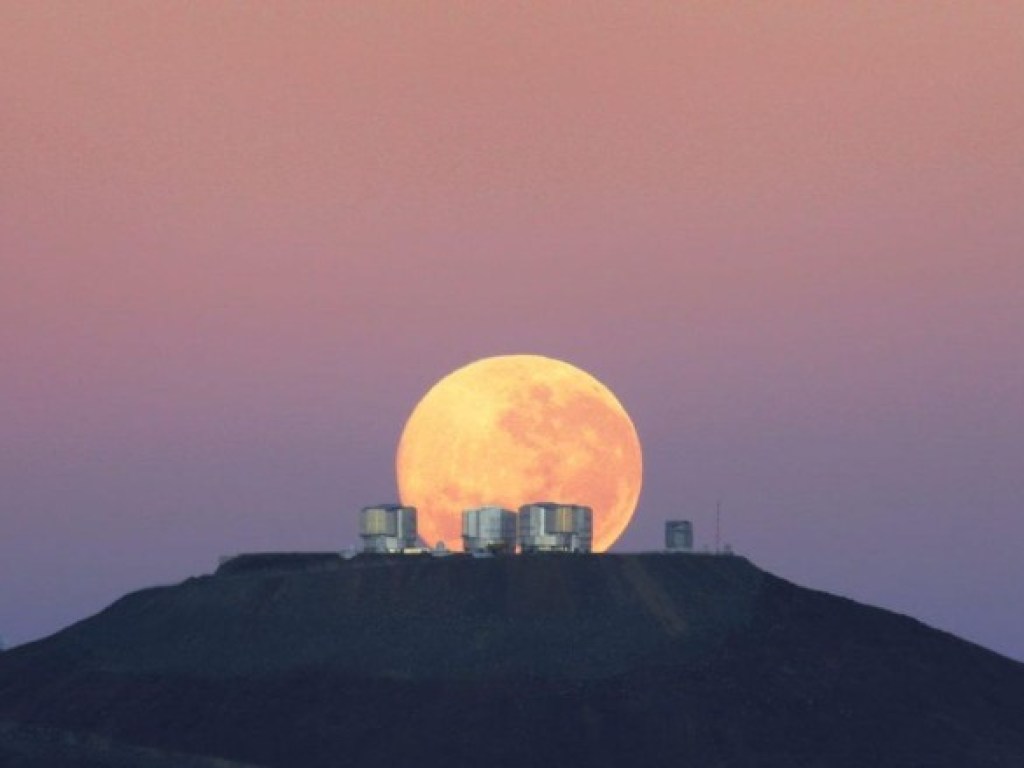 Жители Земли смогут в апреле увидеть «розовую луну» (ФОТО)