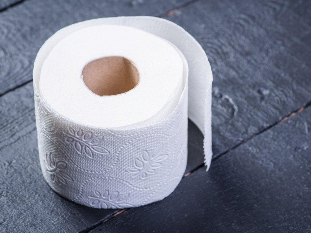В США перевернулась фура с дефицитной туалетной бумагой, часть товара сгорела (ВИДЕО)
