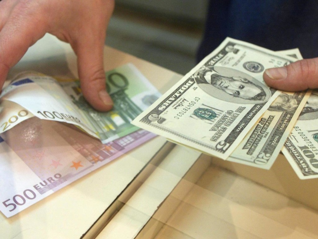 В течение марта украинцы вывели с банковских счетов почти 3 миллиарда гривен  &#8211; НБУ