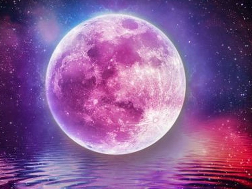 Сегодня ночью украинцы видели розовую Луну: как это выглядит на видео