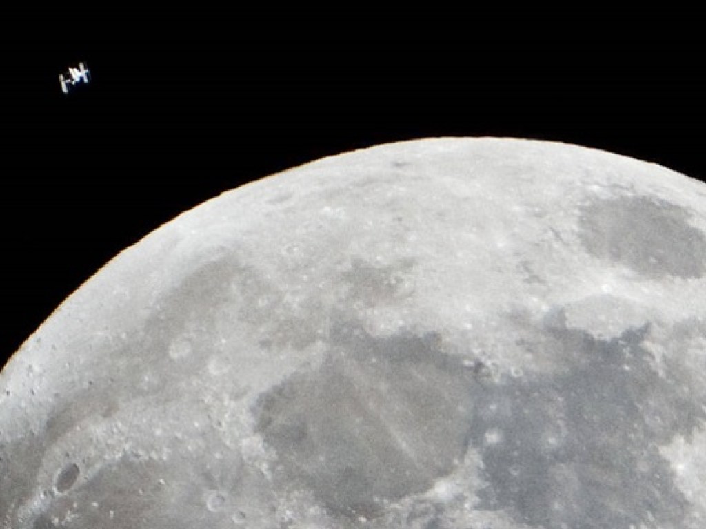 Эксперты NASA придумали оригинальное применение кратеру на Луне (ФОТО)