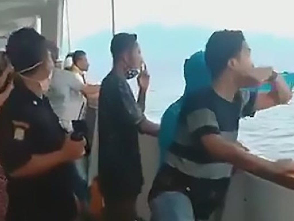 Из-за коронавируса пассажиры парома попрыгали в море в Индонезии (ВИДЕО)