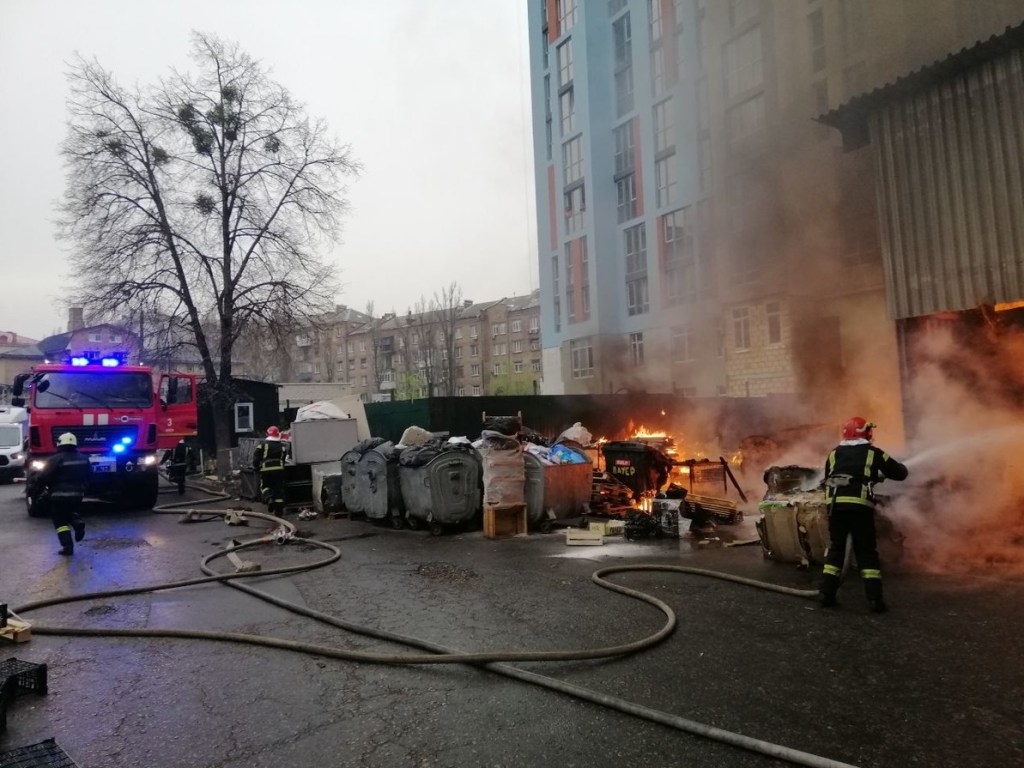 В Киеве горели склады: пожар тушили несколько часов (ФОТО)