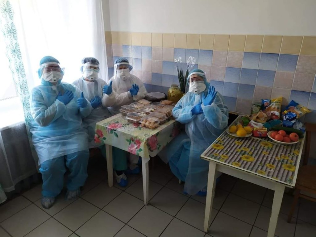У 3 сотрудников – коронавирус: В Яремче медики будут 14 дней работать без права выйти из здания больницы