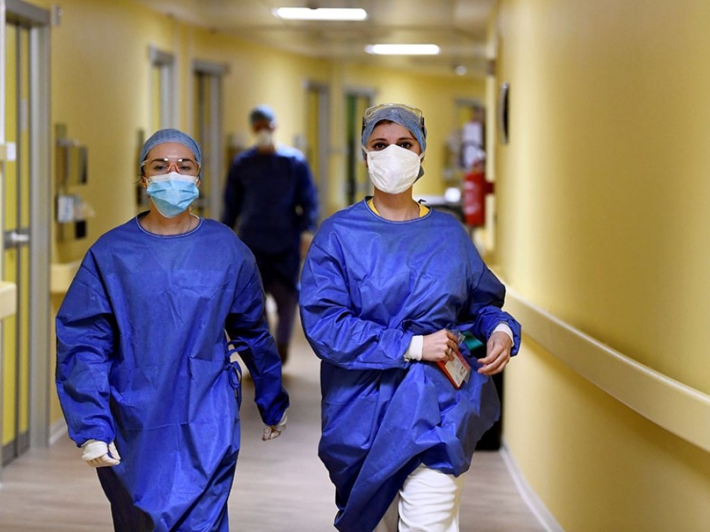 За сутки коронавирусом заболели 64 украинских медработника