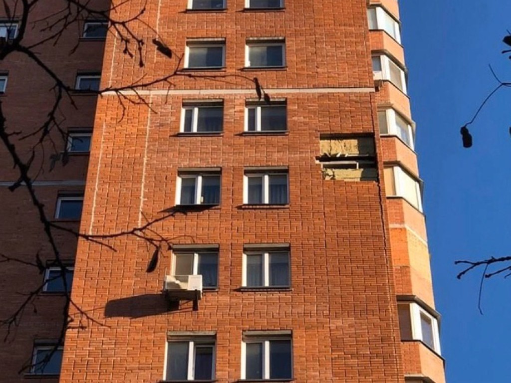 В Киеве на Позняках от стены элитной высотки отпал кусок стены (ФОТО)