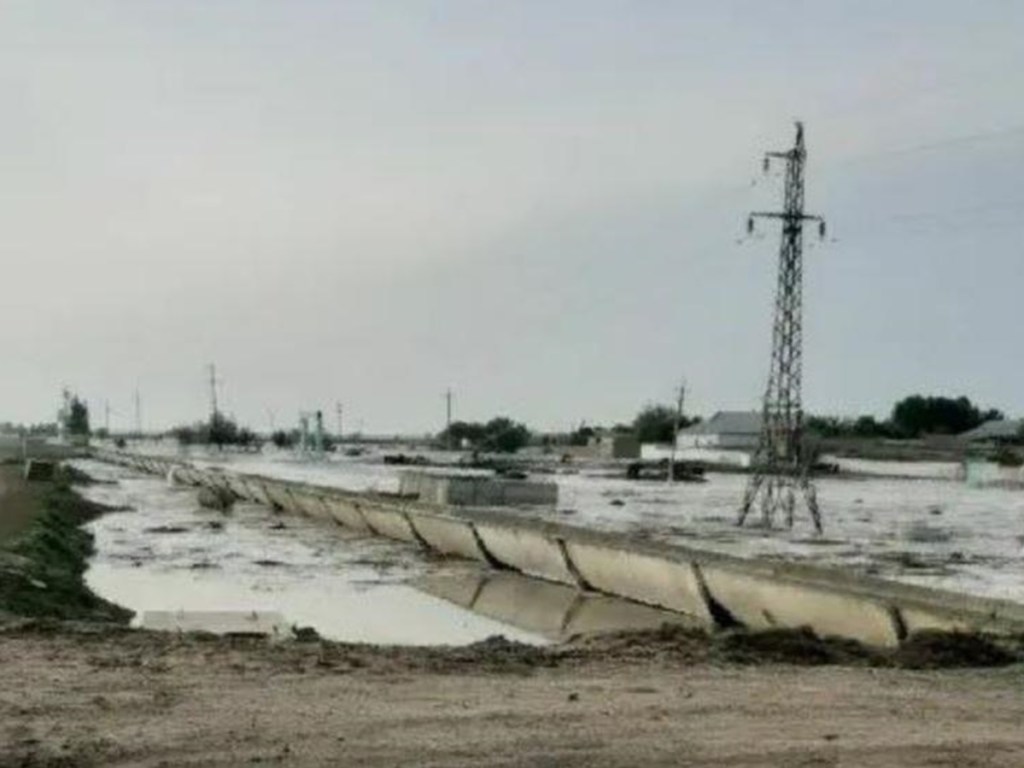 В Узбекистане прорвало дамбу – эвакуированы тысячи человек из близлежащих сел (ВИДЕО)