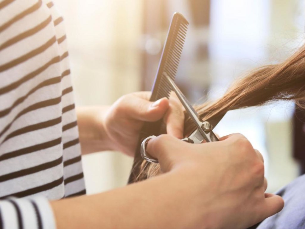 В Украине во время карантина многие парикмахерские работают в тени – эксперт