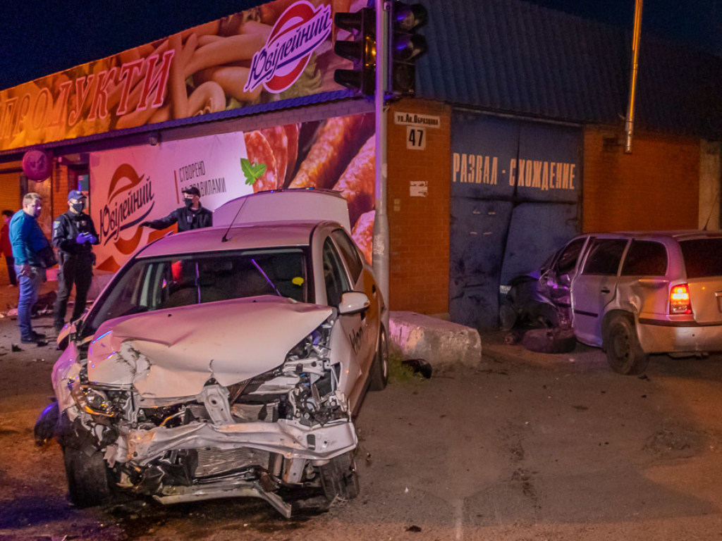 В Днепре Renault службы такси протаранил Skoda, трое пострадавших (ФОТО)