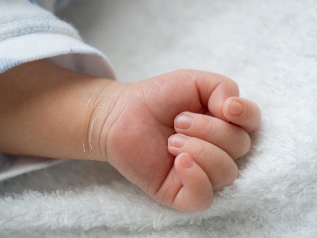 В больницу на Херсонщине доставили двухмесячного малыша с синяками и переохлаждением