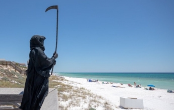 По пляжам Флориды прогулялась «смерть с косой». ФОТО