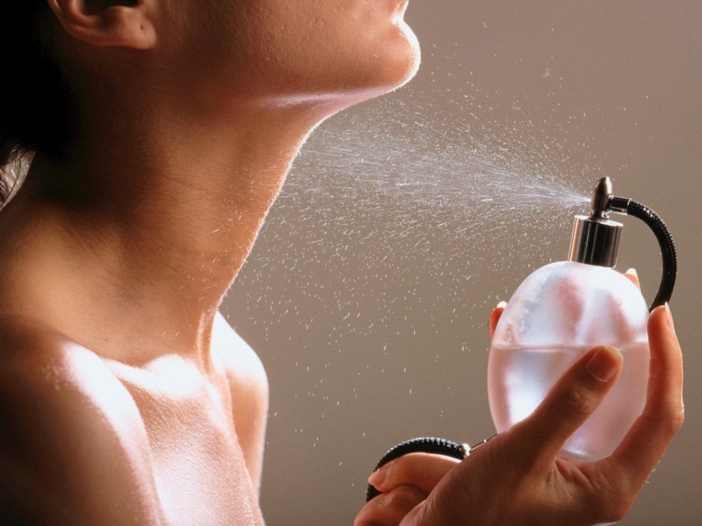«Намажьте пальцы парфюмом»: врач рассказал, как отучить себя трогать лицо грязными руками
