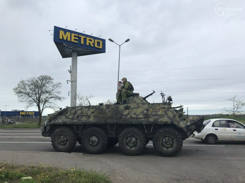 В Мариуполе возле ТЦ военный БТР устроил ДТП (ФОТО)