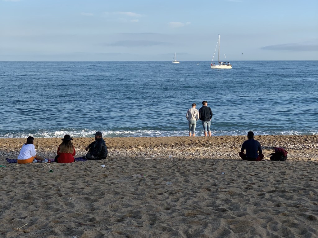 Эпидемиологическая ситуация остается сложной: В Барселоне открыли пляжи для утреннего посещения