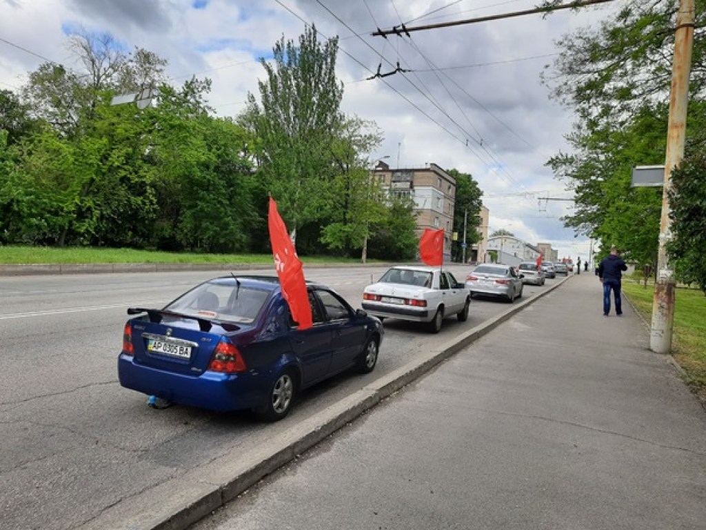 В Запорожье автопробег с красными флагами закончился стычками (ФОТО)