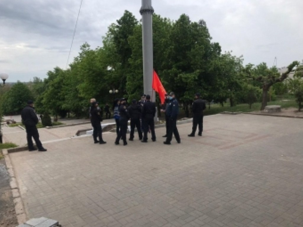 В Мелитополе на День Победы полиция окружила дедушку с красным флагом