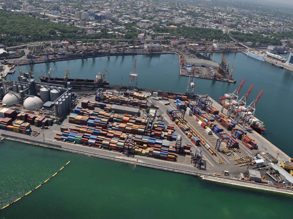 Из-за падения грузовых операций в украинских портах увольняют треть докеров – эксперт